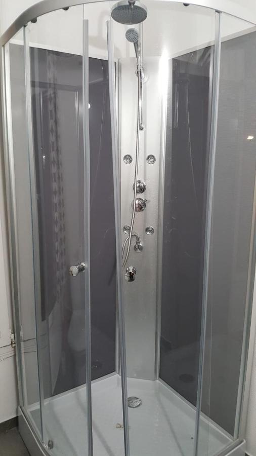 3 Hebergements - Au 1Er Etage 1 Appartement 2 Pieces Et Au 2Eme Etage Un Logement De 2 Chambres Louees Separement Avec Coin Cuisine Et Toilettes A Partager- Dans Pavillon Au Pied Du Rer B A 5 Minutes De Paris Et 30 Mn Stade De France 卡尚 外观 照片