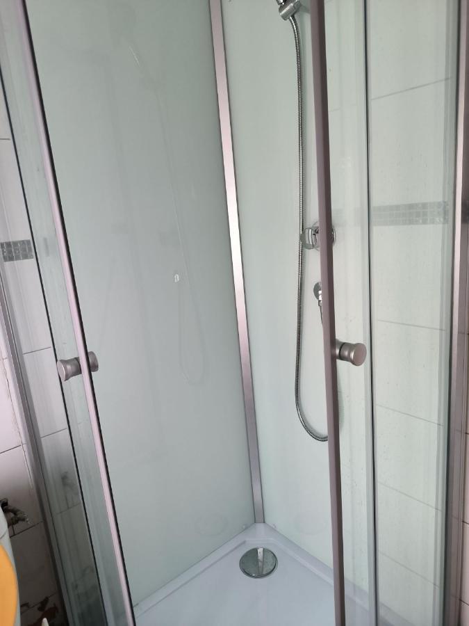 3 Hebergements - Au 1Er Etage 1 Appartement 2 Pieces Et Au 2Eme Etage Un Logement De 2 Chambres Louees Separement Avec Coin Cuisine Et Toilettes A Partager- Dans Pavillon Au Pied Du Rer B A 5 Minutes De Paris Et 30 Mn Stade De France 卡尚 外观 照片