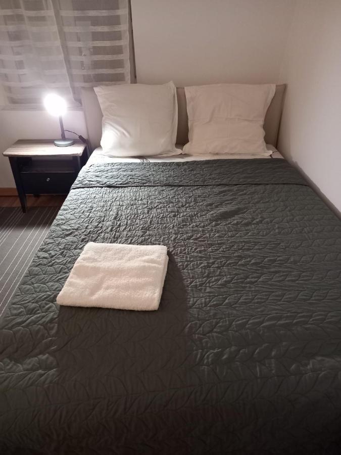 3 Hebergements - Au 1Er Etage 1 Appartement 2 Pieces Et Au 2Eme Etage Un Logement De 2 Chambres Louees Separement Avec Coin Cuisine Et Toilettes A Partager- Dans Pavillon Au Pied Du Rer B A 5 Minutes De Paris Et 30 Mn Stade De France 卡尚 外观 照片